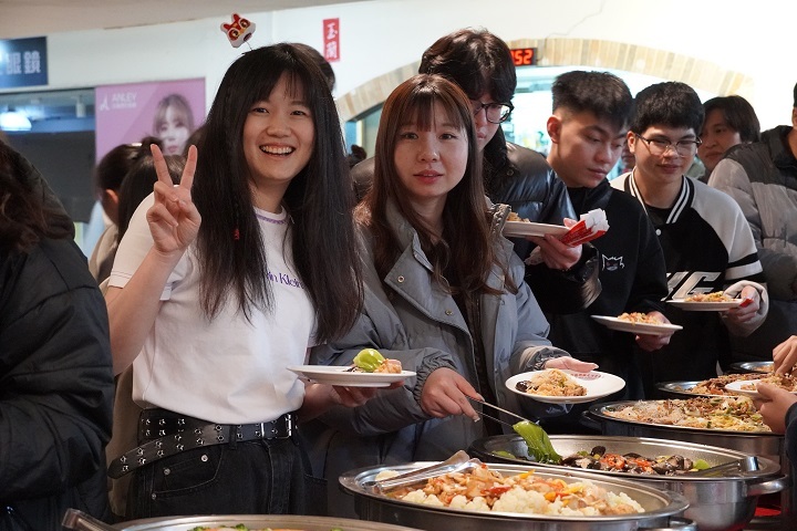 [Feb 11th 2026] Not Alone Abroad! CHU Hosts Reunion Dinner for International Students to Experience Chinese Spring Festival Customs and Lucky Phrase ChallengesImage