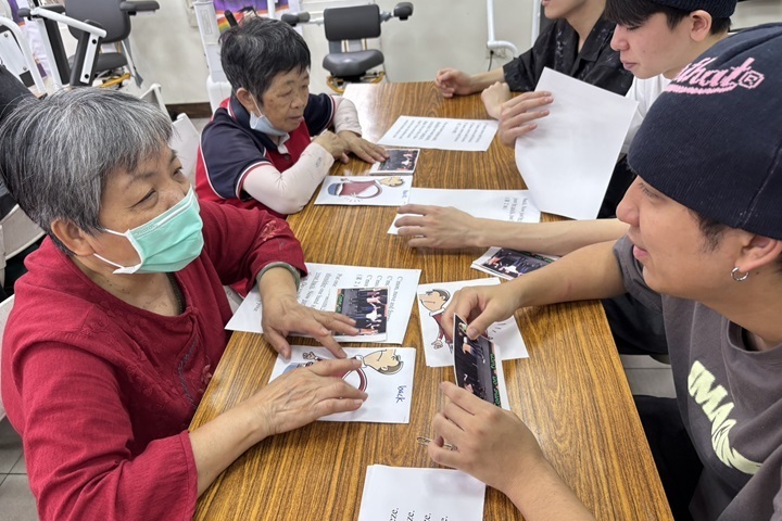 [May 15th 2025] Intergenerational Learning and Exchange! CHU’s International Students Help Elderly Learn English with JoyImage